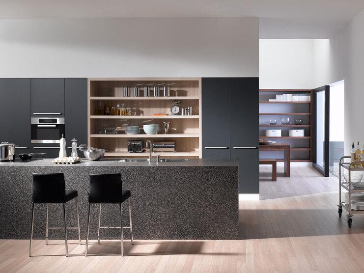 Impression einer offenen Küche mit Küchentheke in dunkler Anthrazit-Lackierung