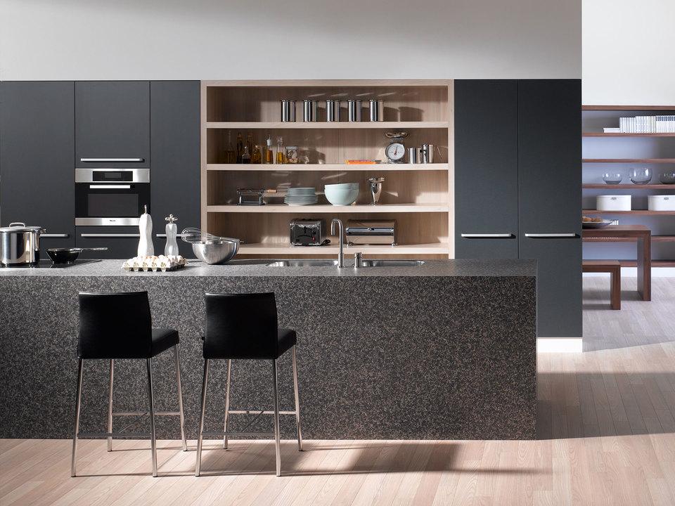 Impression einer offenen Küche mit Küchentheke in dunkler Anthrazit-Lackierung