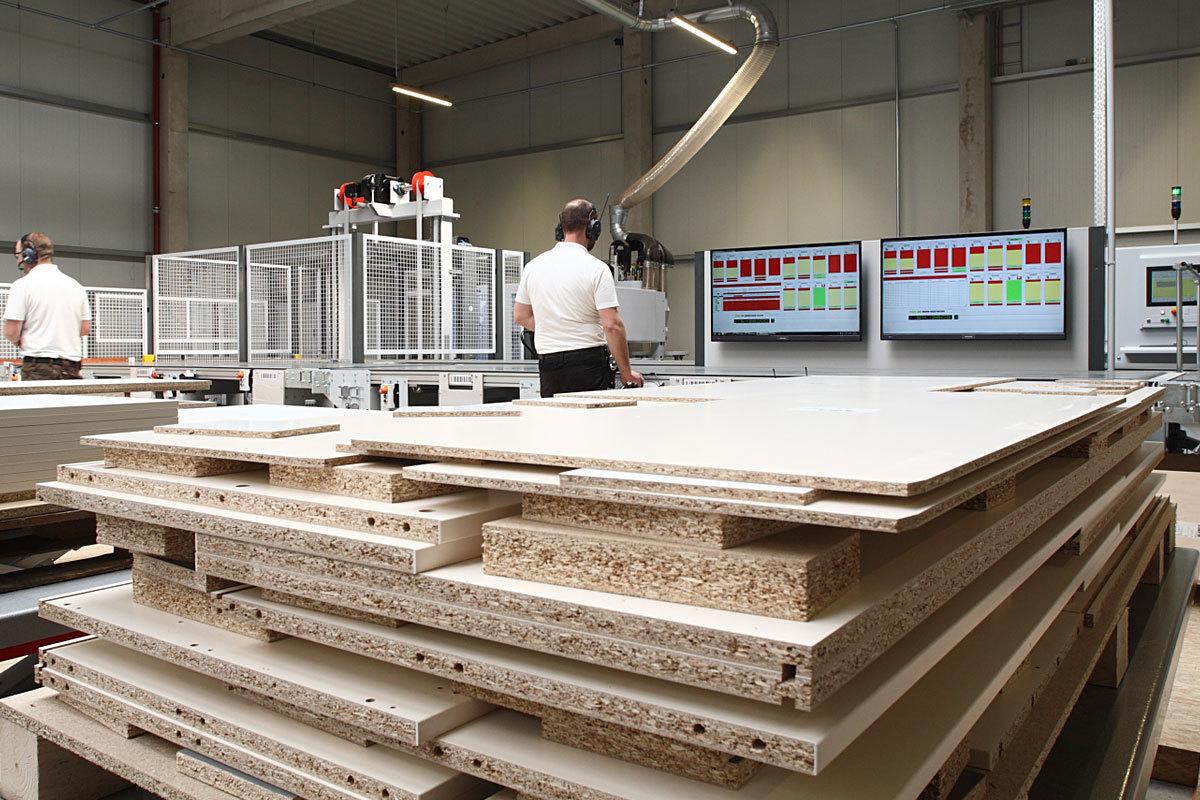 Detailaufnahme von Holzplatten aus CNC Produktion Detailaufnahme von Holzplatten aus CNC Produktion, im Hintergrund Bearbeitung weiterer computergestützter Materialumsetzungen