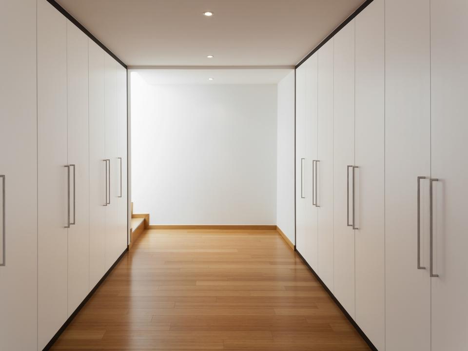 Begehbarer Kleiderschrank mit Türen in weiß